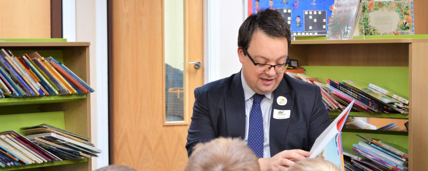 Mike Wood MP reading to children at Ashwood Park Primary School as part of World Book Day